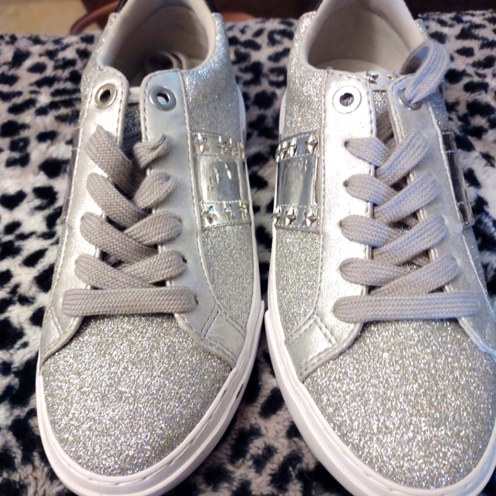 Guess shiny silver shoes 8m